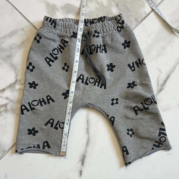 Little Chiefs of Hawaii Aloha Print Kids Jogger shorts in Gray - Picture 5 of 6